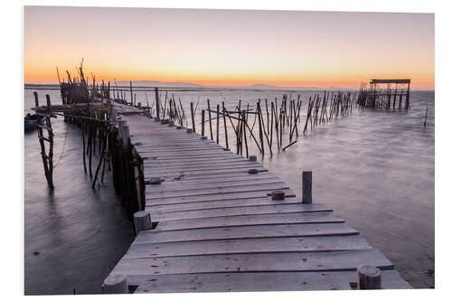 Hartschaumbild Sonnenuntergang am Palafito Pier von Carrasqueira, Setubal, Portugal