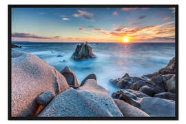 Gerahmter Kunstdruck Sonnenuntergang auf Klippen von Capo Testa, Sardinien, Italien