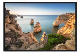 Gerahmter Kunstdruck Klippen bei Sonnenaufgang, Praia Da Marinha, Algarve, Portugal
