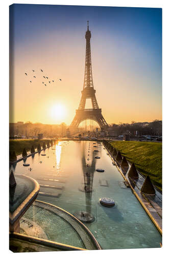 Canvastavla Romantic sunrise at the Eiffel Tower in Paris, France