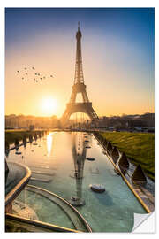 Selvklebende plakat Romantic sunrise at the Eiffel Tower in Paris, France