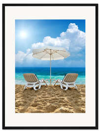 Gerahmter Kunstdruck Strandstuhl und Schirm am Sandstrand