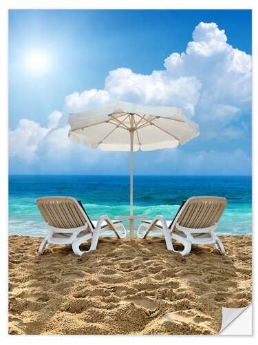 Sticker mural Chaises et parasol blanc sur une plage