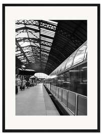 Gerahmter Kunstdruck Bahnhof in schwarz und weiß