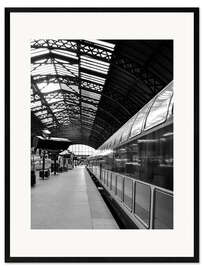 Gerahmter Kunstdruck Bahnhof in schwarz und weiß