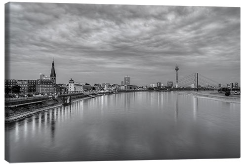 Tableau sur toile Düsseldorf skyline in the evening in black and white