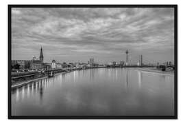 Gerahmter Kunstdruck Düsseldorf Skyline am Abend in schwarz-weiß
