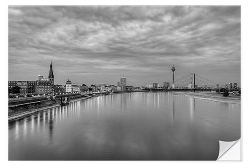 Självhäftande poster Düsseldorf skyline in the evening in black and white