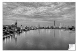 Självhäftande poster Düsseldorf skyline in the evening in black and white