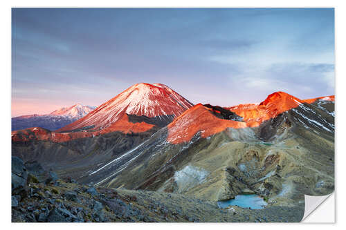 Vinilo para la pared First light on the volcano, Tongariro crossing, New Zealand