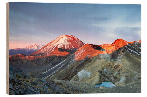 Puutaulu First light on the volcano, Tongariro crossing, New Zealand