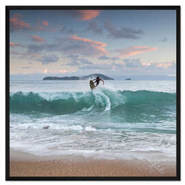 Gerahmter Kunstdruck Surfen bei Sonnenuntergang im Paradies