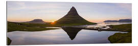 Cuadro de plexi-alu Midnight sun at Kirkjufell mountain, Iceland