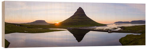 Holzbild Mitternachtssonne am Kirkjufell Berg, Island