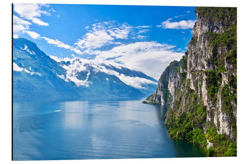 Aluminiumsbilde Summer view over of lake Garda in Italy