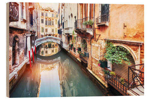 Holzbild Traditionelle Gondeln zwischen bunten Häusern in Venedig