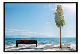 Gerahmter Kunstdruck Ufer des Gardasees mit Alpen am Horizont