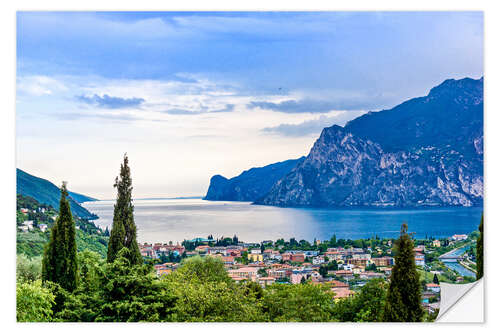 Selvklebende plakat Utsikt over Riva Del Garda og Gardasjøen, Italia