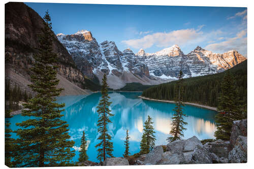 Tableau sur toile Coucher de soleil sur le lac Moraine au Canada