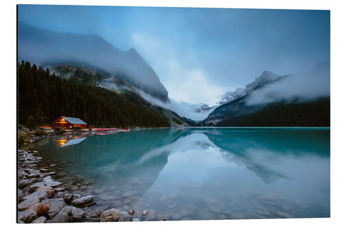 Aluminiumsbilde Misty lake Louise, Banff, Canada