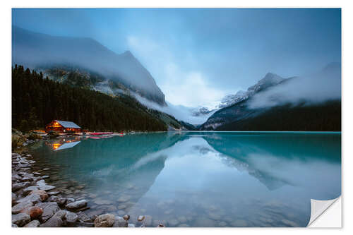Sisustustarra Misty lake Louise, Banff, Canada