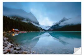 Selvklebende plakat Misty lake Louise, Banff, Canada