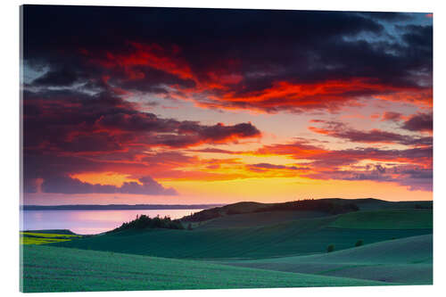 Akryylilasitaulu Rolling green hills and lake at sunset