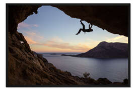 Gerahmter Kunstdruck Kletterer in einer Höhle bei Sonnenuntergang