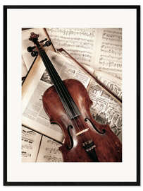 Inramat konsttryck Violin on music book