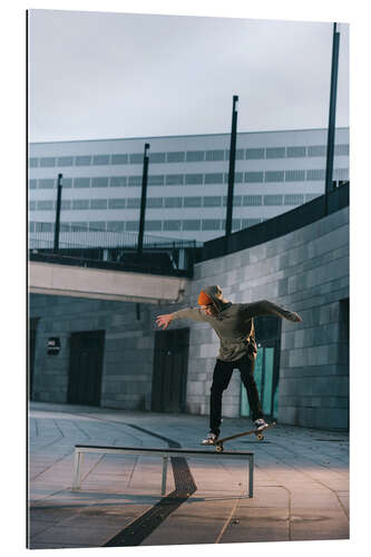 Quadro em plexi-alumínio Skateboarder balances on a bench