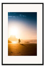 Gerahmter Kunstdruck Silhouette eines Surfers am Strand