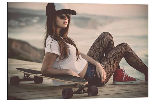 Aluminiumsbilde Beautiful young woman posing with a skateboard