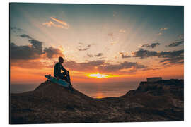 Cuadro de aluminio Young man with skate board watching the sunset