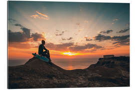 Tableau en plexi-alu Jeune homme et son skate regardant le coucher du soleil