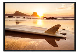 Gerahmter Kunstdruck Surfbretter am Strand