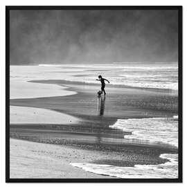 Gerahmter Kunstdruck Brasilianischer Strandjunge, der Fußball am Strand spielt