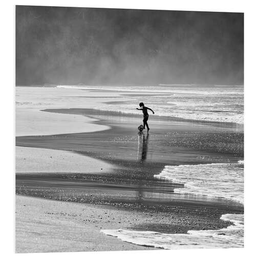 Tableau en PVC Garçon jouant au football sur une plage brésilienne