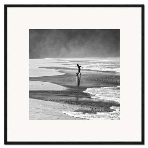 Inramat konsttryck Brazilian beach boy playing football on beach