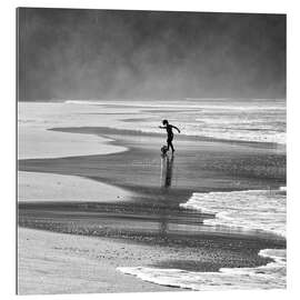 Tableau en plexi-alu Garçon jouant au football sur une plage brésilienne