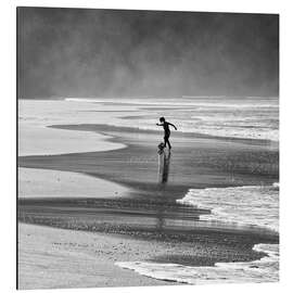 Magnettafel Brasilianischer Strandjunge, der Fußball am Strand spielt