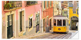 Sticker mural Tramway jaune dans la vieille ville de Lisbonne