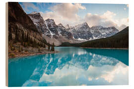 Hout print Autumnal sunset at Moraine lake, Canada