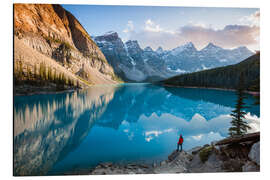 Tableau en aluminium Man admiring sunset at Moraine lake, Canada