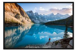 Gerahmter Kunstdruck Bewundern Sonnenuntergang des Mannes am Moraine See, Kanada