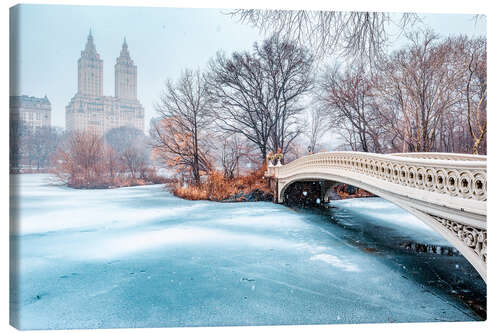 Tableau sur toile Le Bow Bridge à Central Park en hiver
