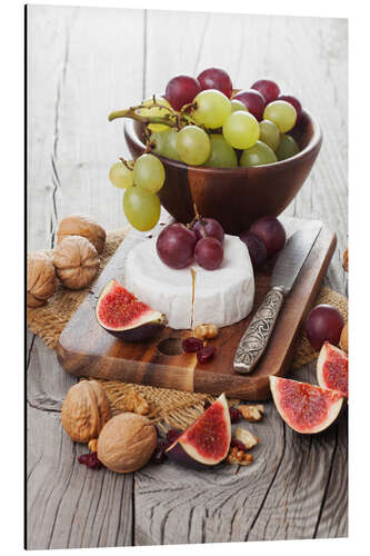 Alumiinitaulu Camembert cheese with figs, nuts and grapes