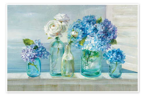 Póster Flores azules en la ventana frenta al mar