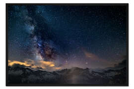 Gerahmter Kunstdruck Die Milchstraße, die über schneebedeckte Berge in den Alpen glüht