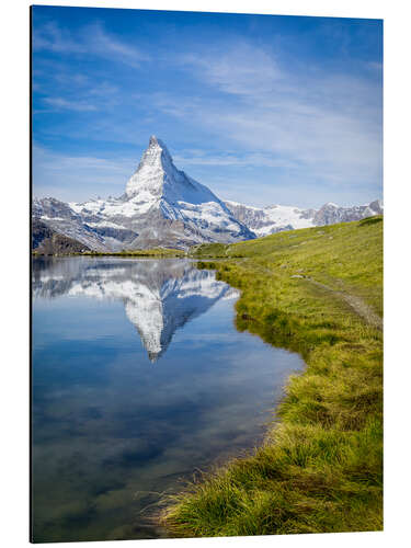 Aluminiumtavla Matterhorn and Stellisee in the Swiss Alps, canton of Valais, Switzerland