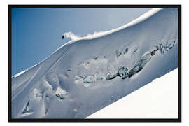 Gerahmter Kunstdruck Freeriding-Snowboarder an einem schneebedeckten Hang 